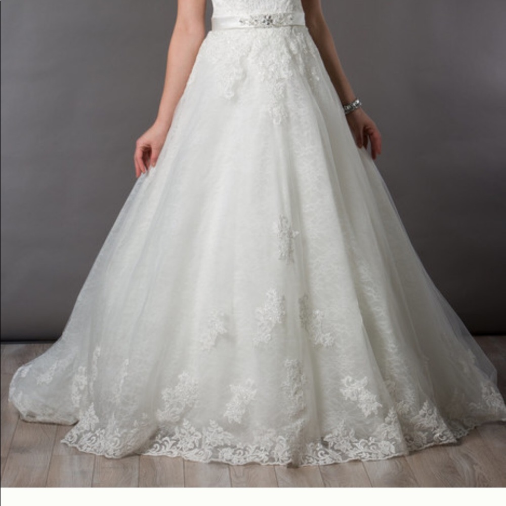 New with tags never worn. Bought for my wedding I’m unable to wear it.